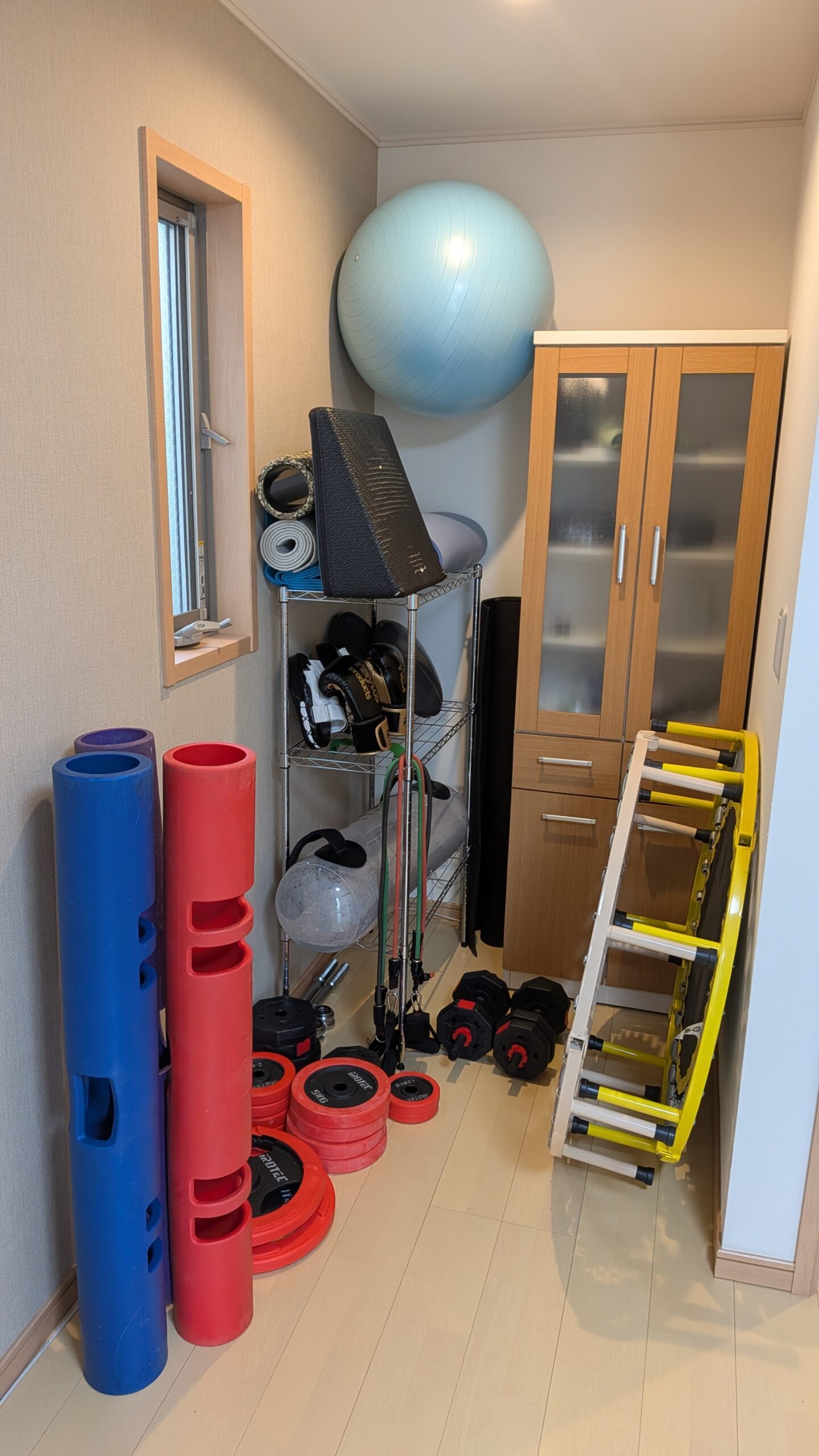 バランスボールやダンベルなど豊富なトレーニング器具