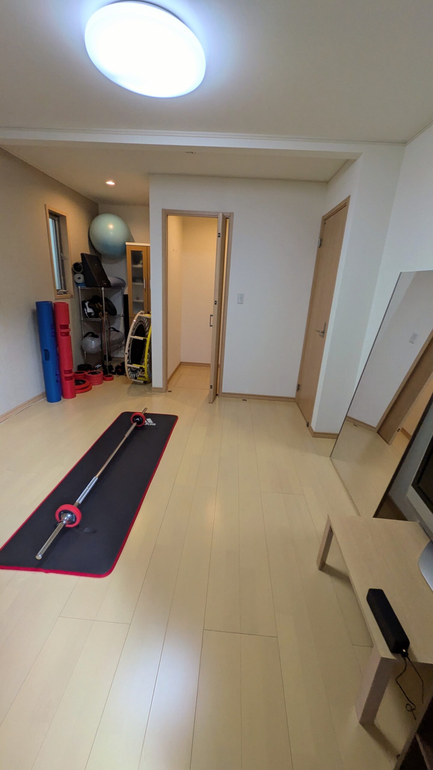 鏡のあるトレーニングルーム全景