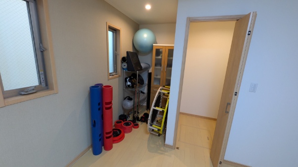 バランスボールやダンベルなど豊富なトレーニング器具