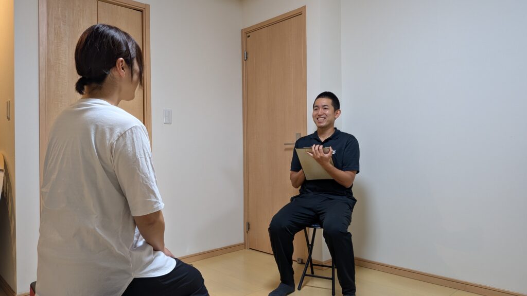 体験レッスンの最初に、トレーナーがお客様のお話を伺っている様子